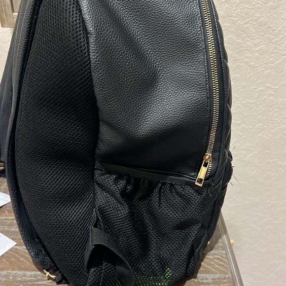 Large backpack call Ted to big pockets on the side with some flaws - Picture 4 of 10